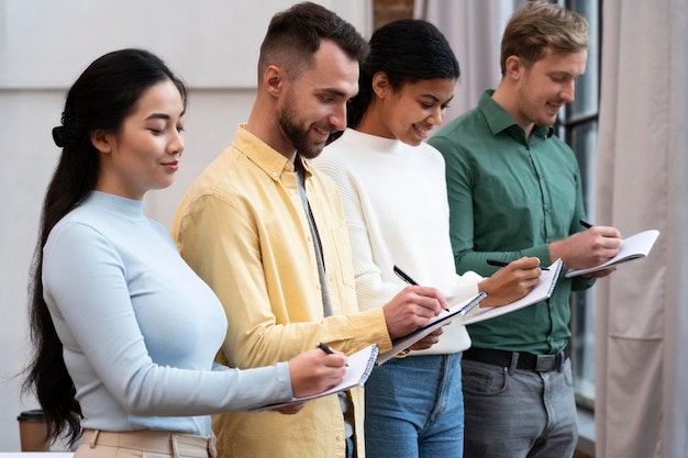 Bedrijfsmedewerkers die samen brainstormen