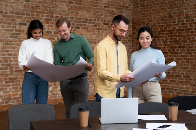 Bedrijfsmedewerkers die samen brainstormen