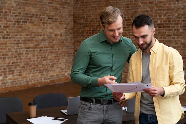 Bedrijfsmedewerkers die samen brainstormen