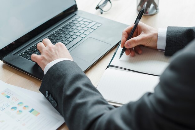 Bedrijfsmens die in een bureaudesktop werken