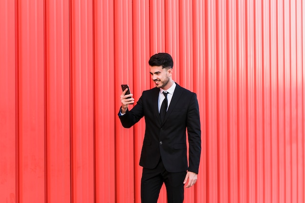 Bedrijfsmens die zijn mobiele telefoon bekijken