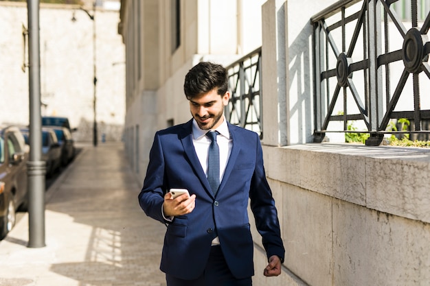 Bedrijfsmens die zijn smartphone gebruiken