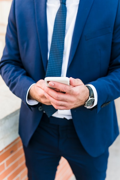 Bedrijfsmens die zijn smartphone gebruiken