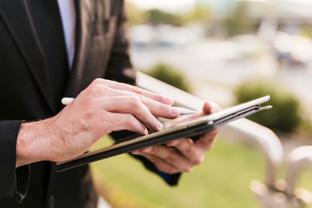 Bedrijfsmens die zijn tablet gebruiken