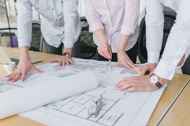 Bedrijfsmensen die plannen in bureau bekijken