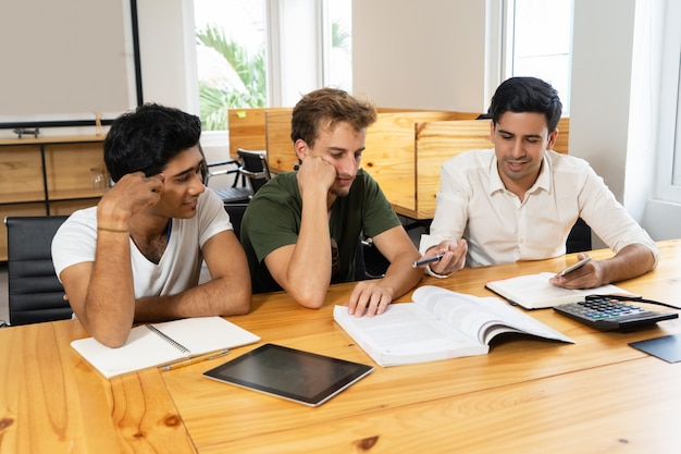 Bedrijfsschoolstudenten die aan project samenwerken