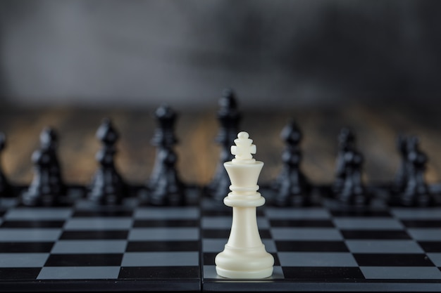 Bedrijfsstrategieconcept met cijfers aangaande schaakbord op vaag en houten lijst zijaanzicht.