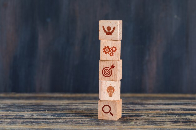 Bedrijfsstrategieconcept met houten kubussen op houten en grunge zijaanzicht als achtergrond.