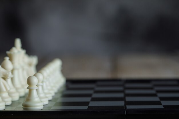 Bedrijfsstrategieconcept met schaakbord met cijfers zijaanzicht.