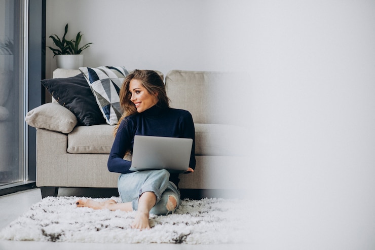 Gratis Foto bedrijfsvrouw die aan laptop thuis werken
