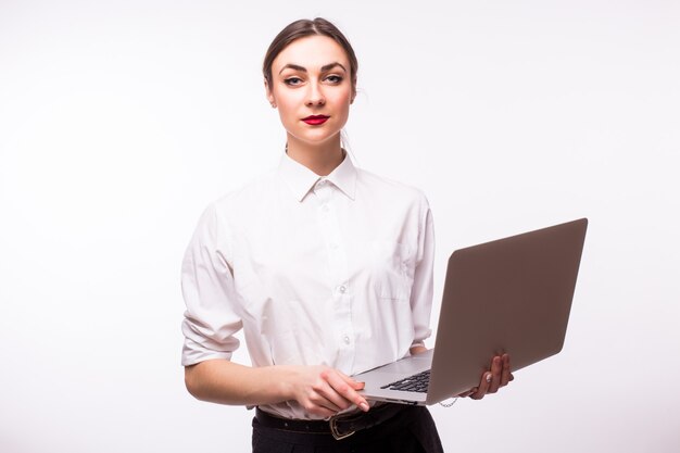 Bedrijfsvrouw die en laptop lopen dragen - over wit