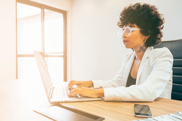 Gratis foto bedrijfsvrouw die in het bureau werken