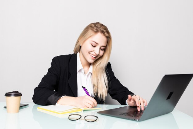 Bedrijfsvrouw die met documenten in bureau werken