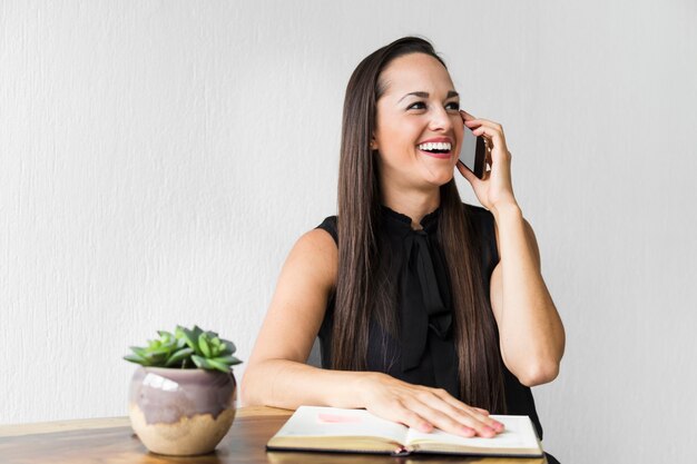 Bedrijfsvrouw die op de telefoon lachen