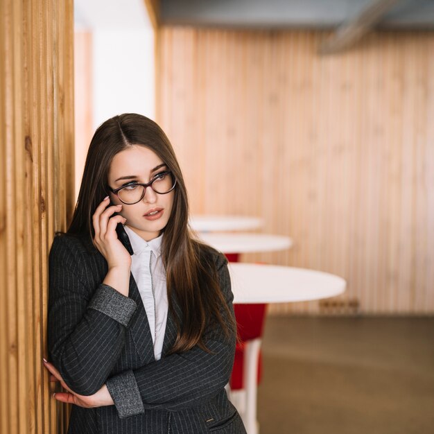 Bedrijfsvrouw die telefonisch spreekt