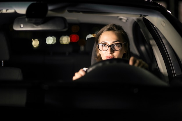 Bedrijfsvrouw in de auto