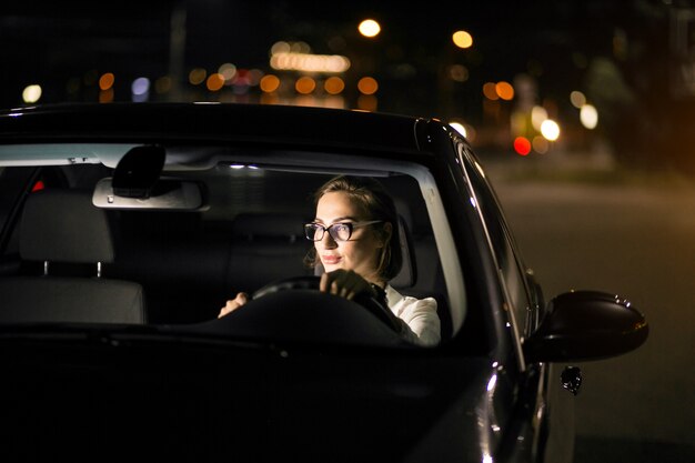 Bedrijfsvrouw in de auto