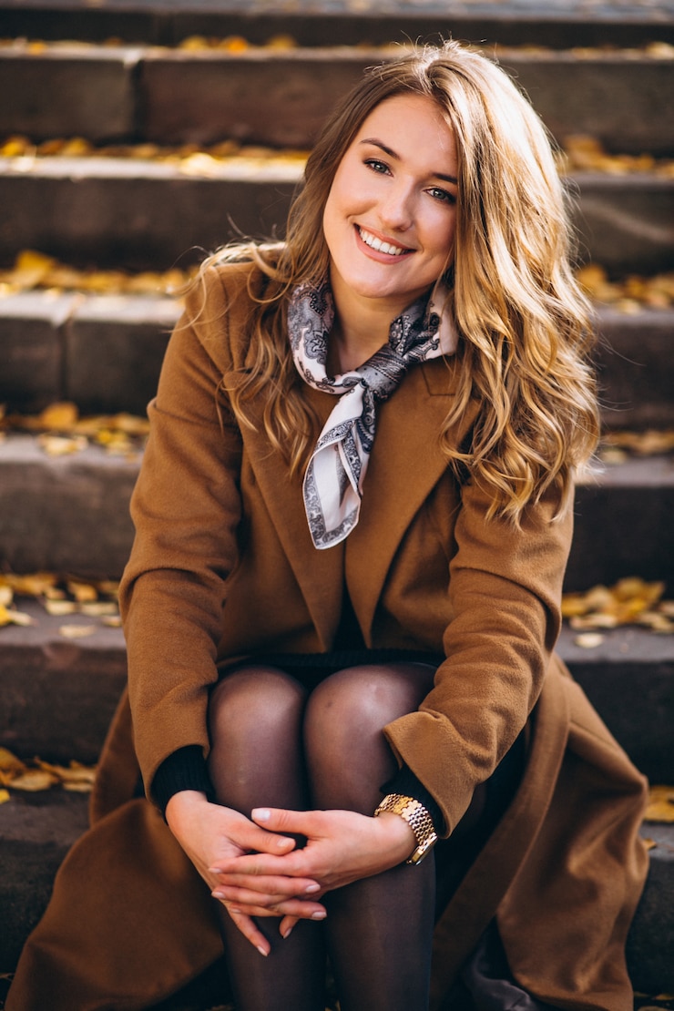 Gratis Foto bedrijfsvrouw in laagzitting op de treden