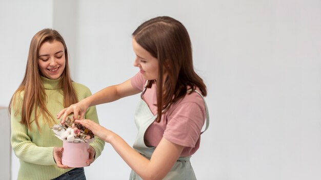 Bedrijfsvrouwen die een boeket maken kopiëren ruimte