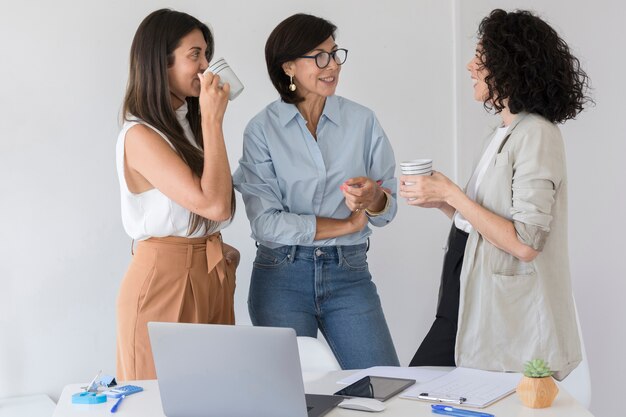 Bedrijfsvrouwen die een praatje hebben