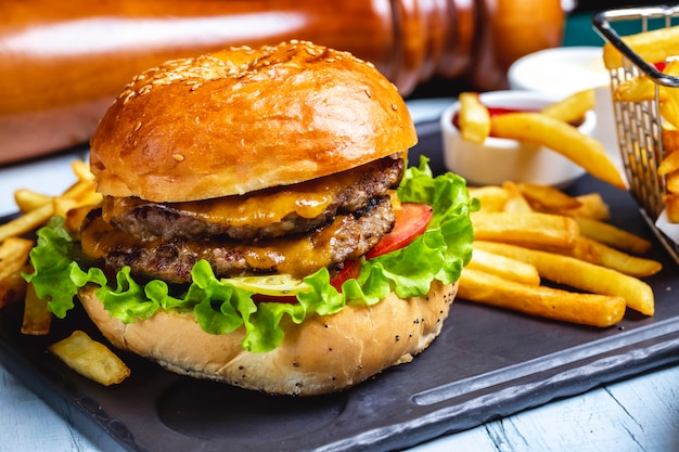 Beef hamburger vleessla tomaat kaas frietjes zijaanzicht