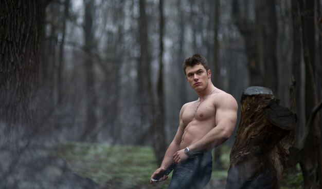 &quot;Beefy man poseren in het bos&quot;