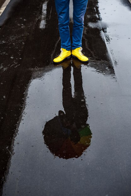 Beeld van de gele schoenen van jonge zakenman 39 s in regenachtige straat