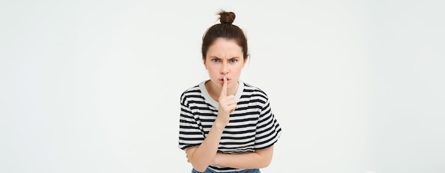 Gratis foto beeld van een boze vrouw die zwijgt maakt een stil gebaar druk met de vinger op de lippen met een gefrustreerd gezicht