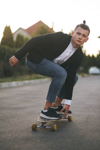 Gratis foto beeld van een man met longboard die op weg gaat