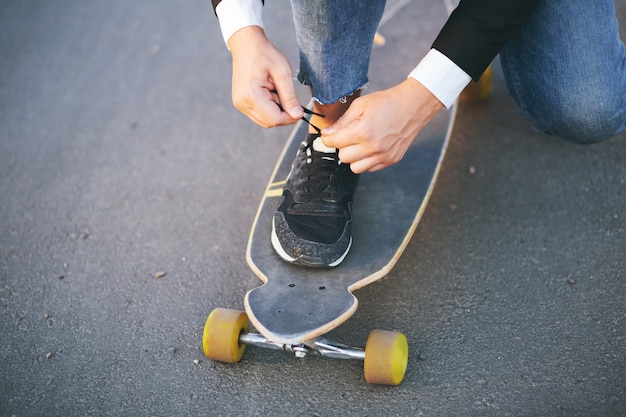 Beeld van een man met longboard die op weg gaat