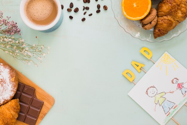 Beeld voor papa die dichtbij koffie en desserts ligt