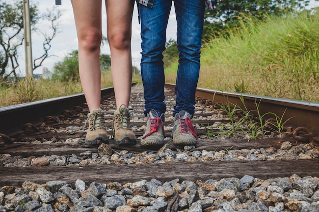 Beenweergave van wandelaar op treinsporen