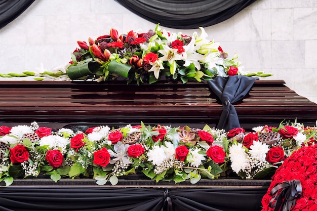 Begrafenis, prachtig versierd met bloemstukken kist, close-up