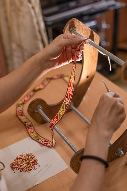 Gratis foto beheers het gebruik van decoratief tapijtlint in het atelier
