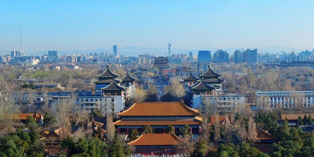 Beijing architectuur en skyline van de stad in de ochtend met blauwe lucht.