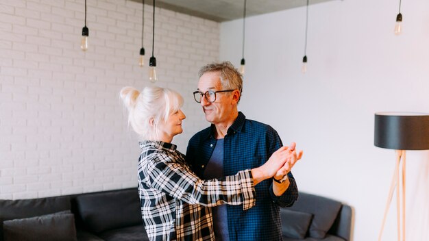 Bejaard paar dat in pensioneringshuis danst