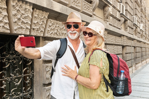 Bejaard paar dat selfie met telefoon neemt