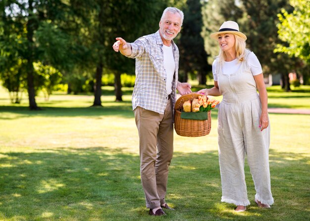 Bejaarde die weg met zijn vrouw richt