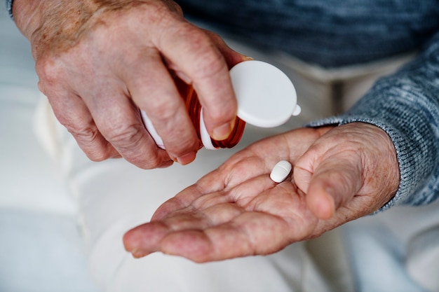 Bejaarde vrouw die een medicijn neemt