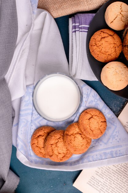 Gratis foto beker melk met koekjes