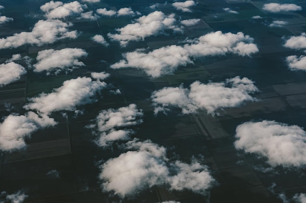 Gratis foto bekijk door een instagram-filter van een vliegtuigvenster