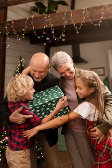 Bekijk grootouders en kinderen die cadeaus openen