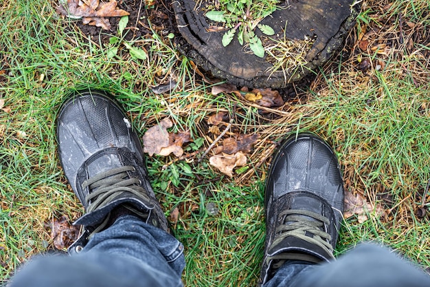 Gratis foto bekijk van bovenaf op een paar trekkingschoenen in een modder