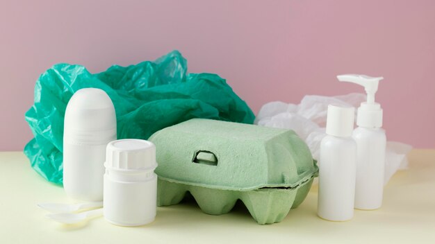 Bekisting met plastic zak en flessen