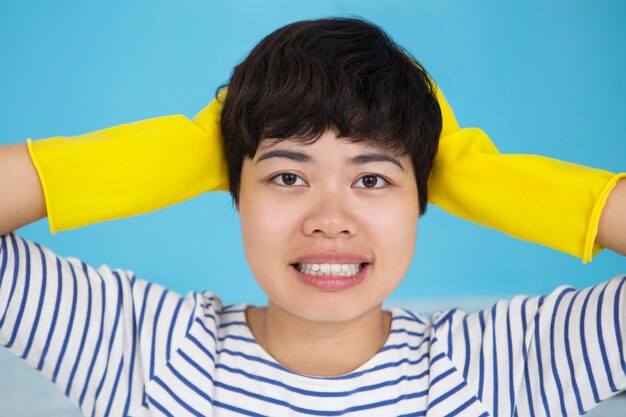 Beklemtoonde Aziatische Vrouw Met Beschermende Handschoenen