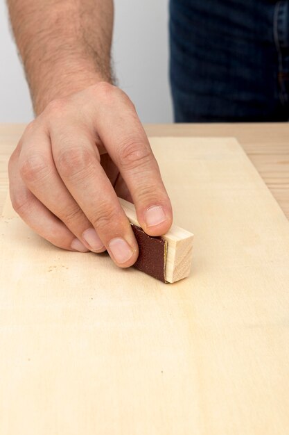 Bekwame timmermansarbeider die zijn hulpmiddelen op hout gebruikt