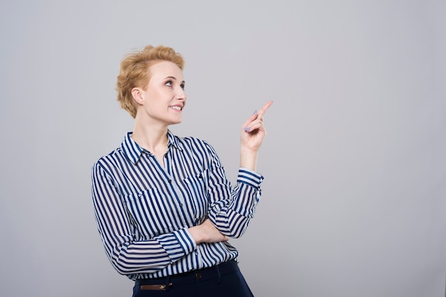 Belangrijk ding gewezen door een vrouw