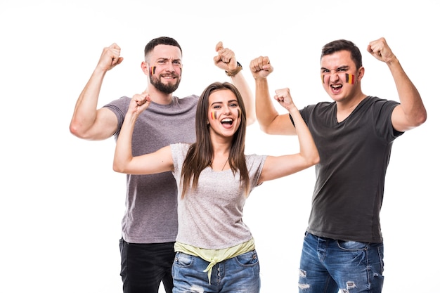 België wint. Groep voetbalfans steunen het Belgische nationale team op witte achtergrond. Voetbalfans concept.