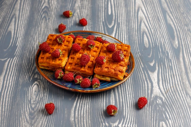 Belgische wafels met room en verse frambozen.