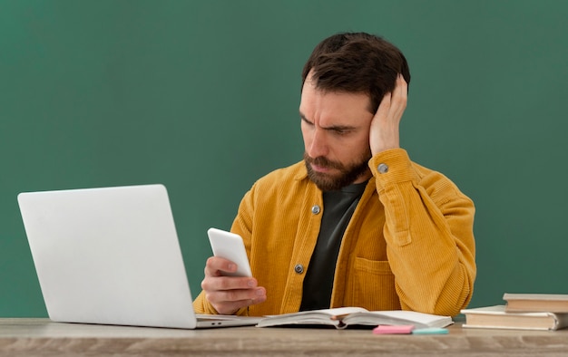 Benadrukt man aan het werk op laptop